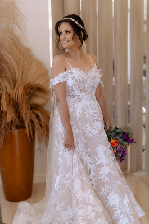 Noiva com vestido decote coração com bordados'