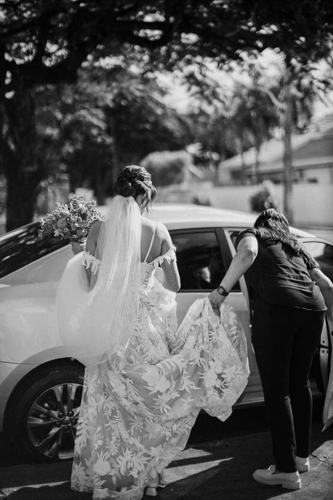 noiva indo para o local do casamento '