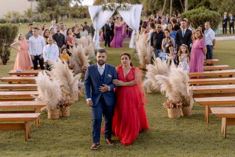 entrada do noivo em casamento ao ar livre'