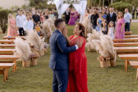 entrada do noivo em casamento ao ar livre'