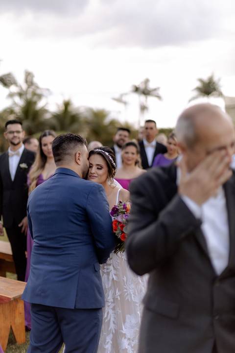 entrada da noiva em casamento ao ar livre'