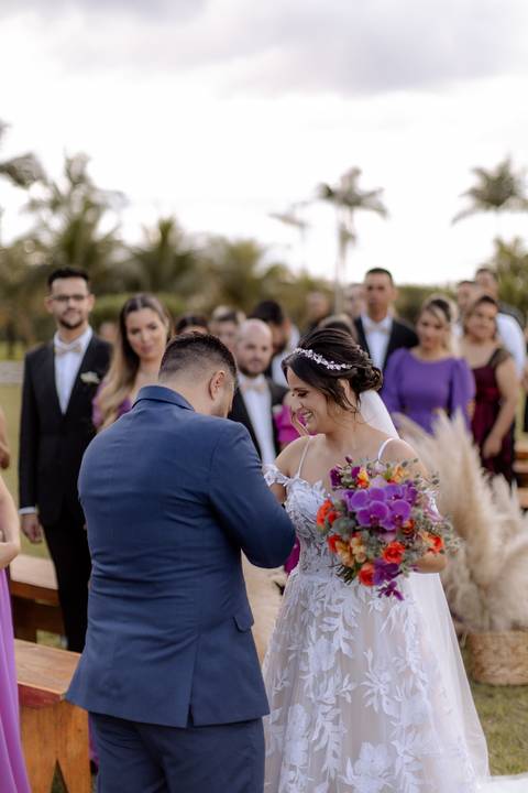 entrada da noiva em casamento ao ar livre'