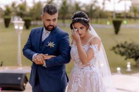 noiva emocionada em casamento de dia'