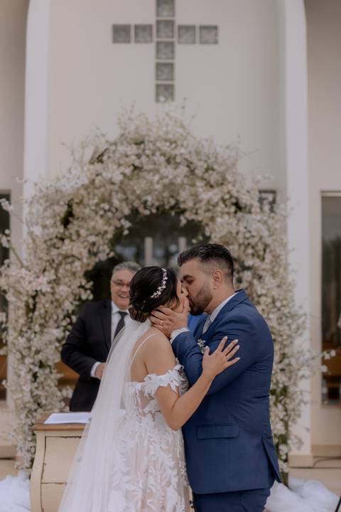 beijos dos noivos em casamento de dia ao ar livre'