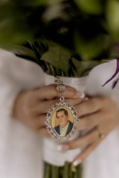 buquê da noiva com relicário'