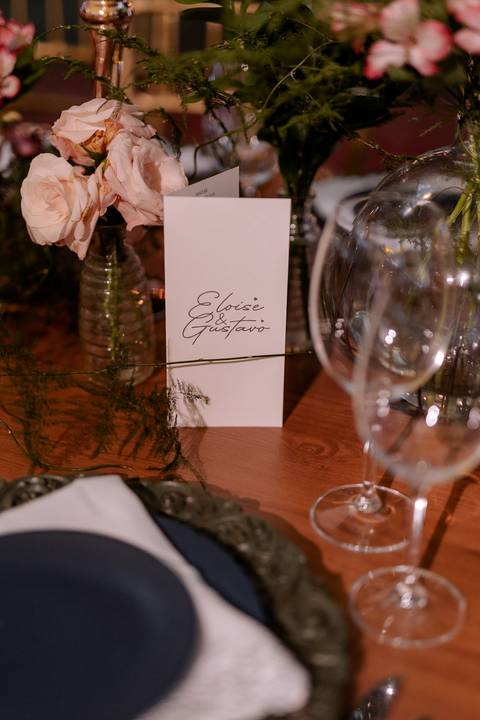 mesa dos convidados com papelaria personalizada '