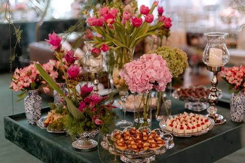 mesa dos doces decorada com tulipas rosa'