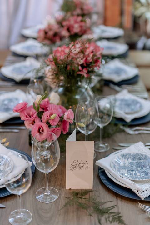 mesa dos convidados com papelaria personalizada '