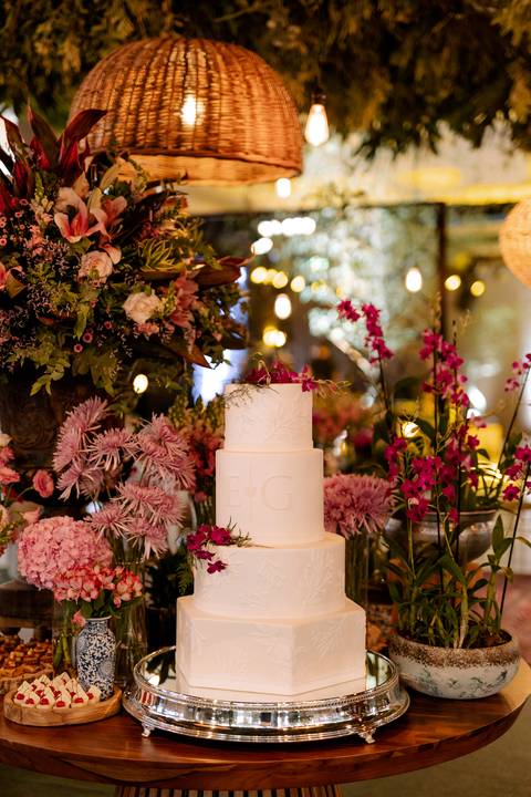 mesa dos bolo decorada com tulipas rosa'