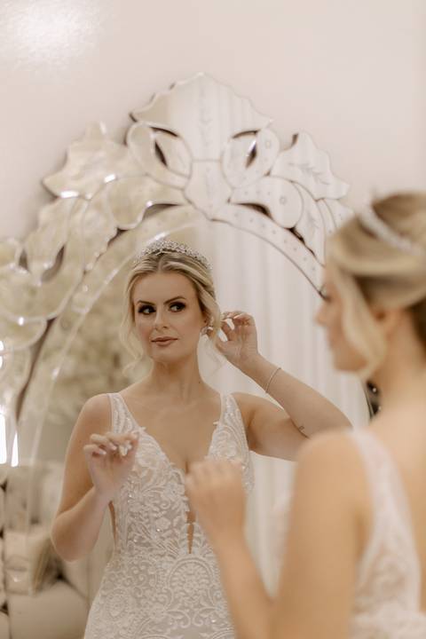 noiva ajustando seu ultimo detalhes '