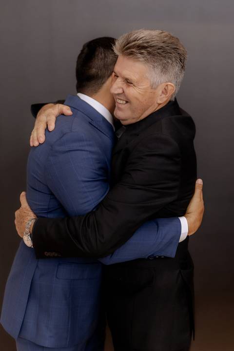 noivo abraçando seu pai '