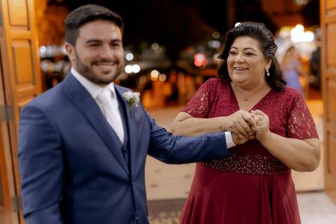 noivo antes da entrada na igreja'