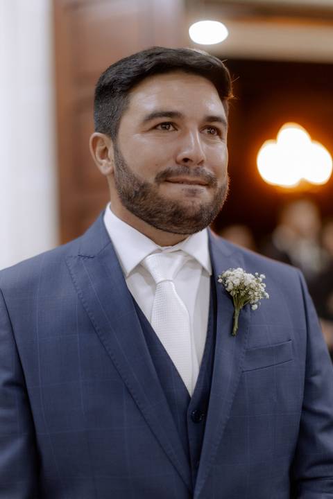 noivo antes da entrada na igreja'