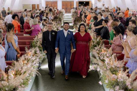 entrada do noivo em casamento na igreja'