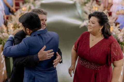 entrada do noivo em casamento na igreja'