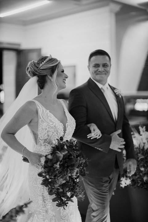 noiva entrando na igreja com seu pai '