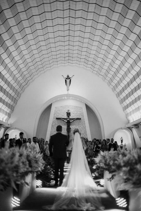 entrada da noiva em casamento na igreja'