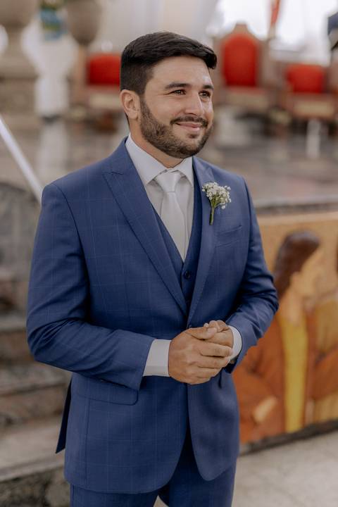 noivo emocionado com a entrada da noiva '