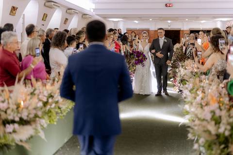 noivo encontrando sua noiva '