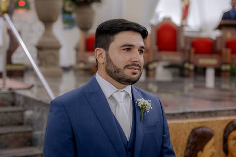 noivo emocionado com a entrada da noiva '