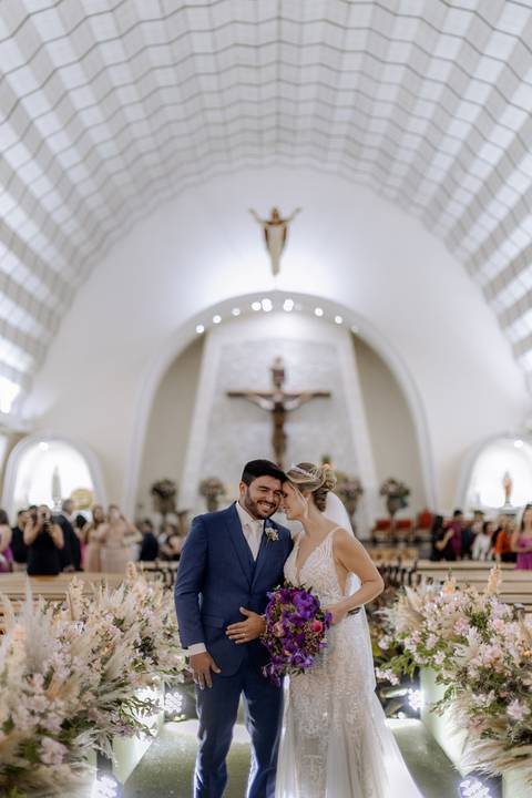 saída dos noivos em casamento na igreja '