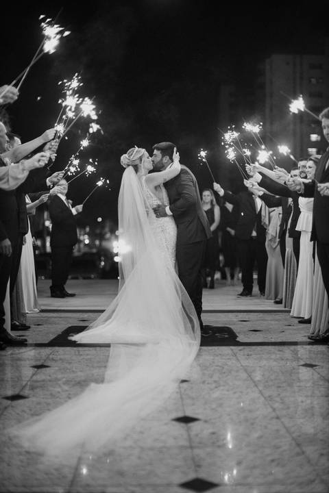 saída dos noivos com sparkles '