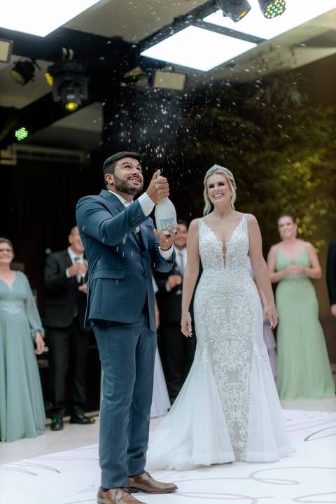 brinde dos noivos na festa de casamento '