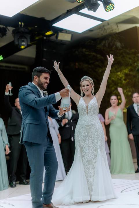 brinde dos noivos na festa de casamento '