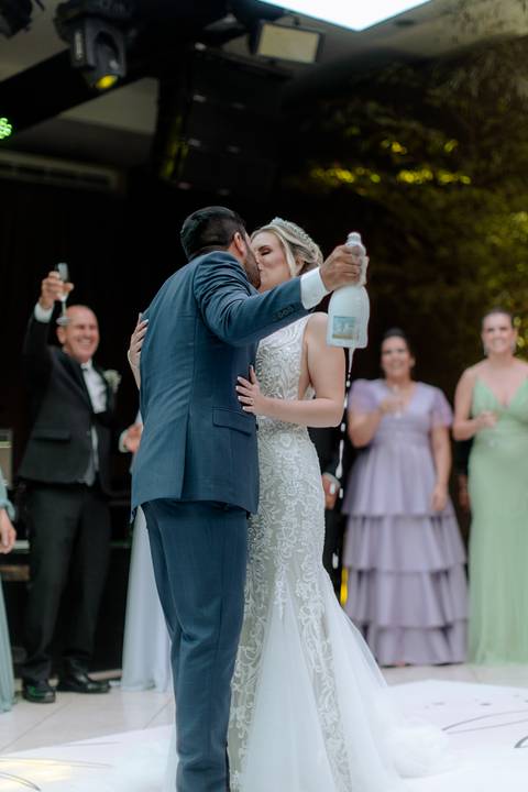 brinde dos noivos na festa de casamento '