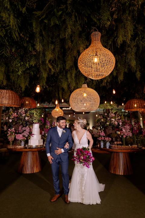 inspiração de foto para noivos na mesa do bolo'