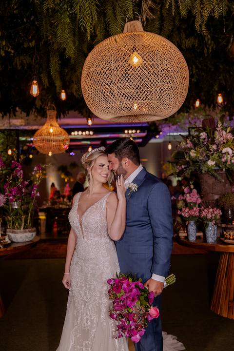 inspiração de foto para noivos na mesa do bolo'