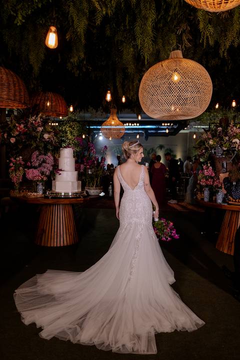 inspiração de foto para noivos na mesa do bolo'