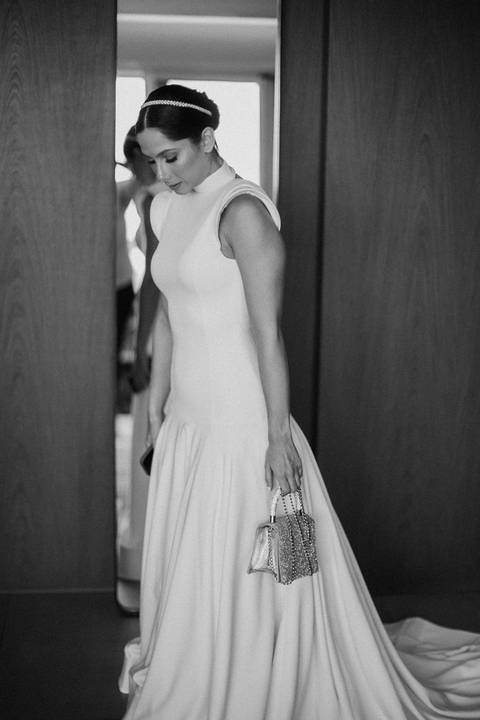 noiva com vestido minimalista '