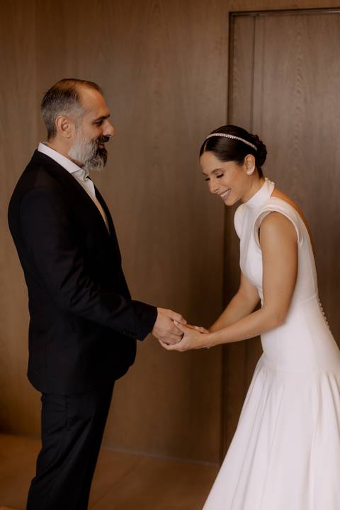 noiva com seu pai em momento espontâneo '