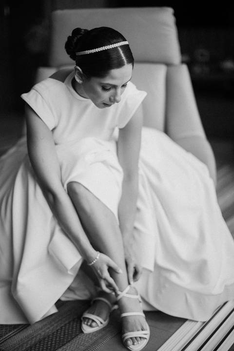 noiva colocando seu sapato '