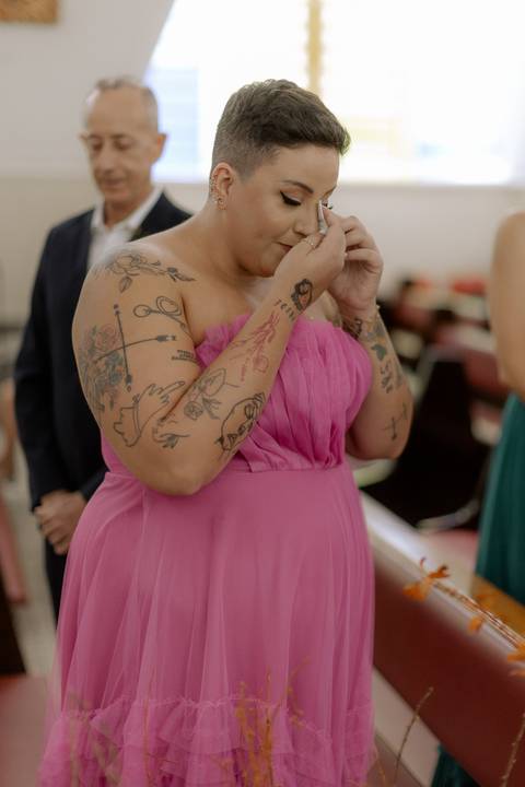 convidados emocionados na entrada da noiva'