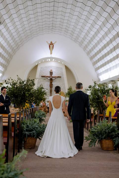 entrada da noiva em casamento na igreja '