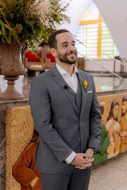 noivo feliz com a entrada da noiva '