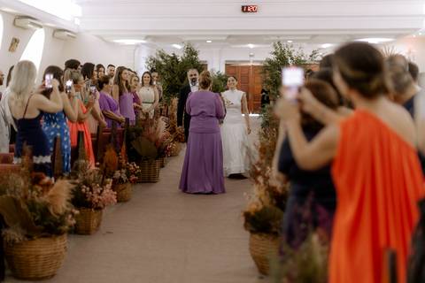 mãe da noiva indo ao encontro da noiva em casamento na igreja '