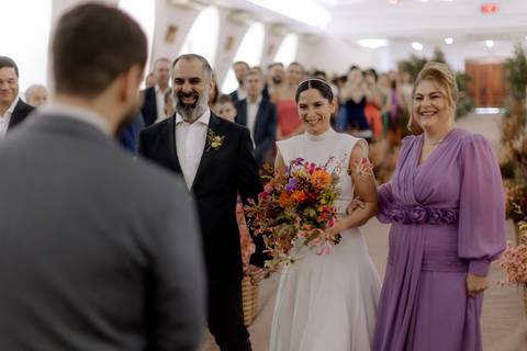 noiva encontrando o noivo em casamento na igreja '