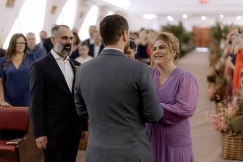 cumprimento do noivo com os pais da noiva '