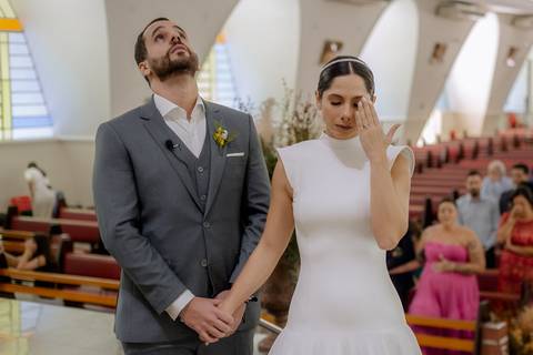 momentos emocionante da cerimonia em casamento na igreja'