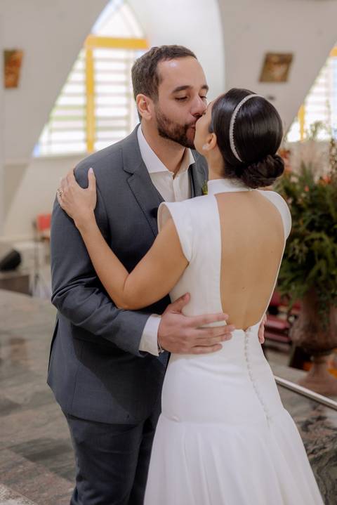 beijo dos noivos em casamento na igreja'