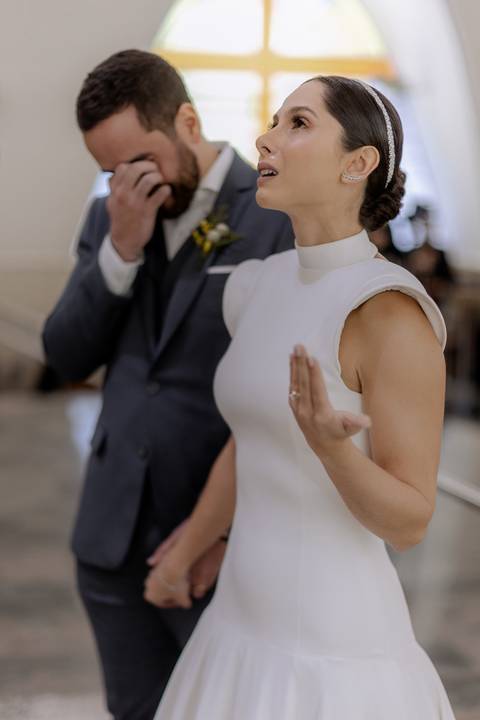 momentos emocionante da cerimonia em casamento na igreja'