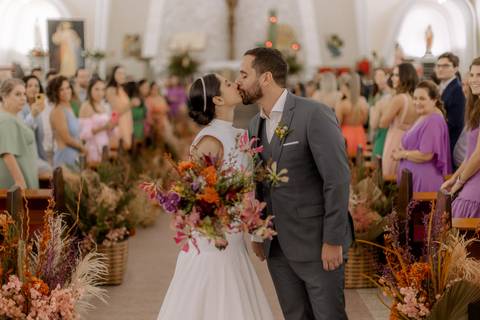 saída dos noivos em casamento na igreja'