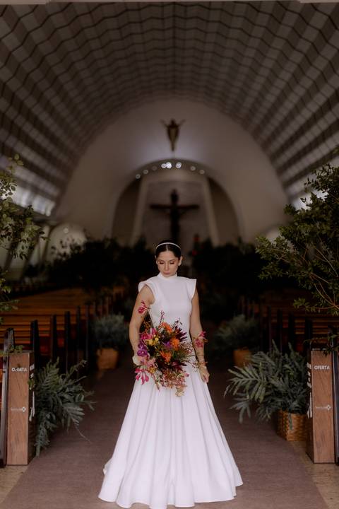 inspiração de noiva minimalista para casamento na igreja'