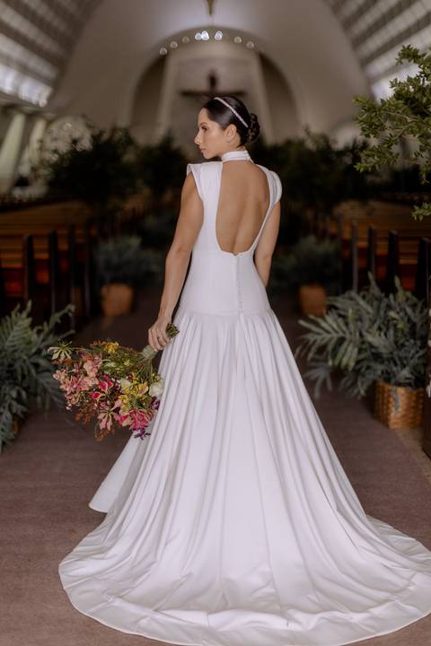 inspiração de noiva minimalista para casamento na igreja'