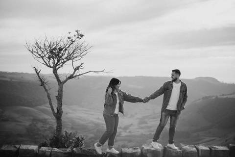 casal caminhando na mureta, inspiração de foto para pré wedding '