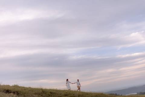 casal caminhando no morro do gavião '