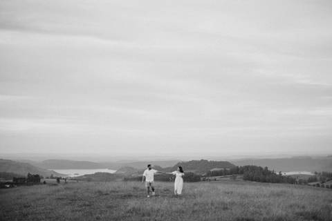 casal caminhando no morro do gavião '
